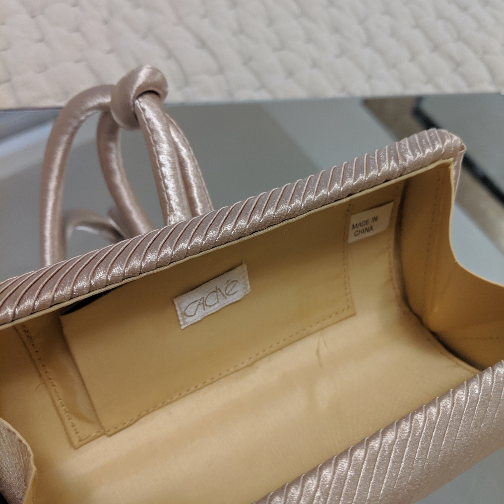 Cache Clutch - image 3